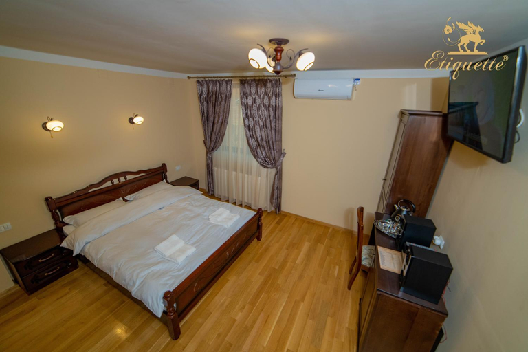 Bedroom 2, Villa Etiquette, Deva