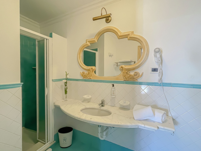 Bathroom 4, Hotel Lord Byron, Napoli