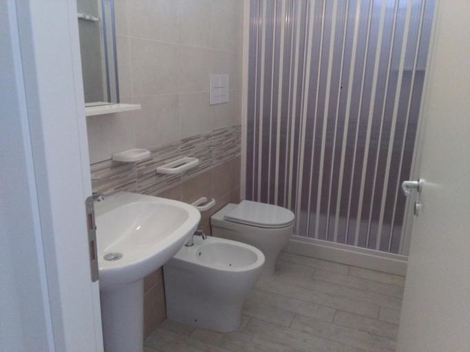 Bathroom 2, Al Saliceto Hotel, Messina