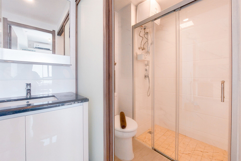 Bathroom 5, Best Place And Homey 2Br Sky House Bsd Apartment Near Aeon, Tangerang Selatan