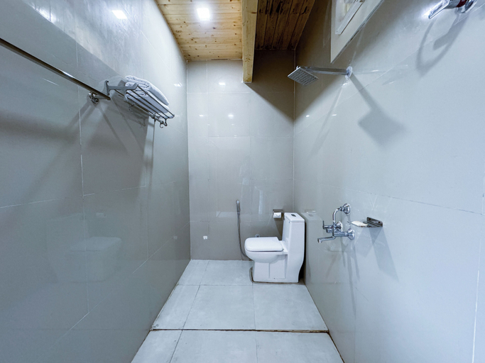 Bathroom 4, The Leisure Cave on the Ganges, Garhwal