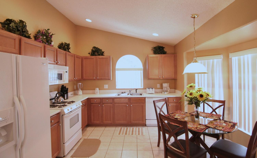 Kitchen 2, Emma Castle - private fenced home 3 miles to Disney, Osceola