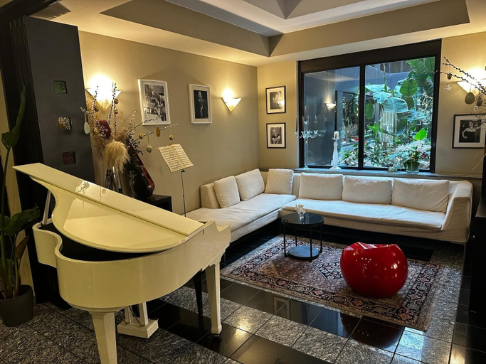 Others 5, Hotel Comtur, Milano