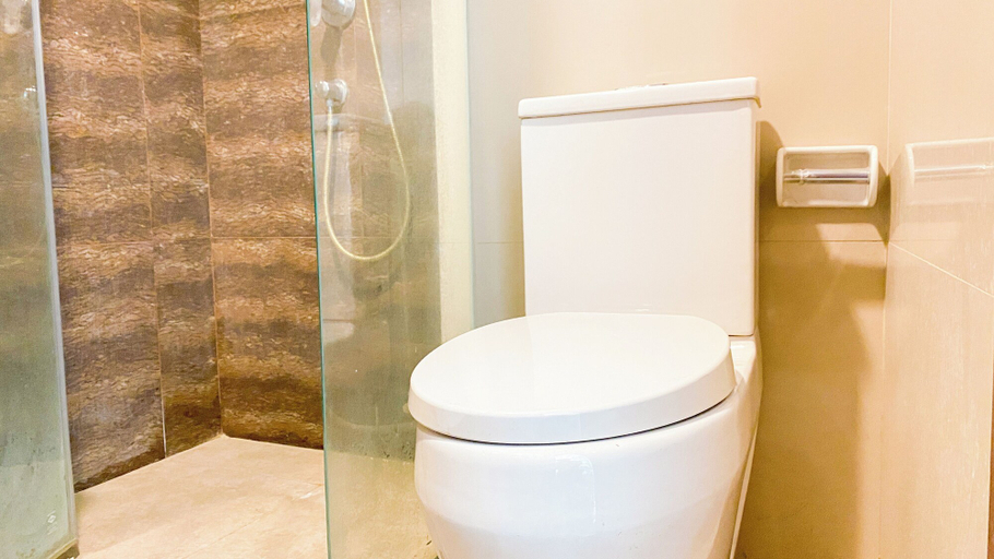 Bathroom 5, Modern Look 2Br At Lucky Tower Residence Apartment, West Jakarta
