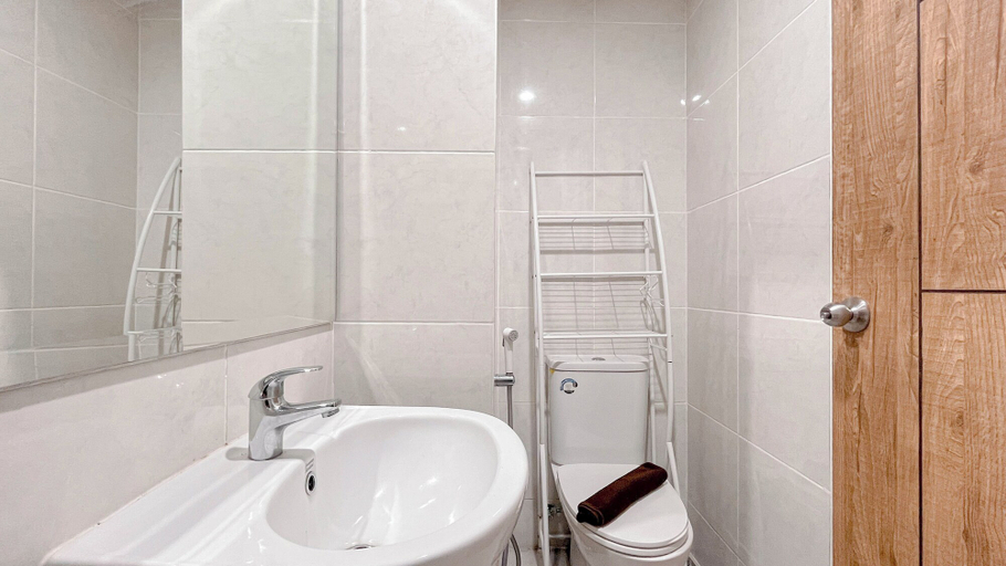 Bathroom 3, Prestige Studio Room At Apartment Delft Ciputra Makassar, Makassar