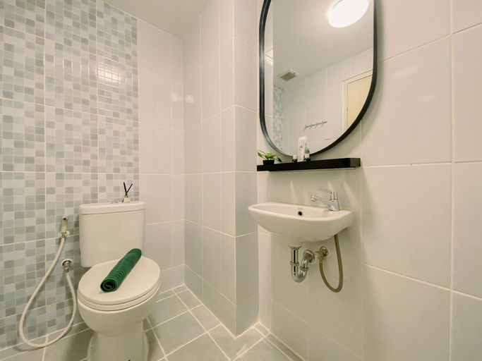 Bathroom 3, Homey And Restful Studio At Tokyo Riverside Pik 2 Apartment, Tangerang