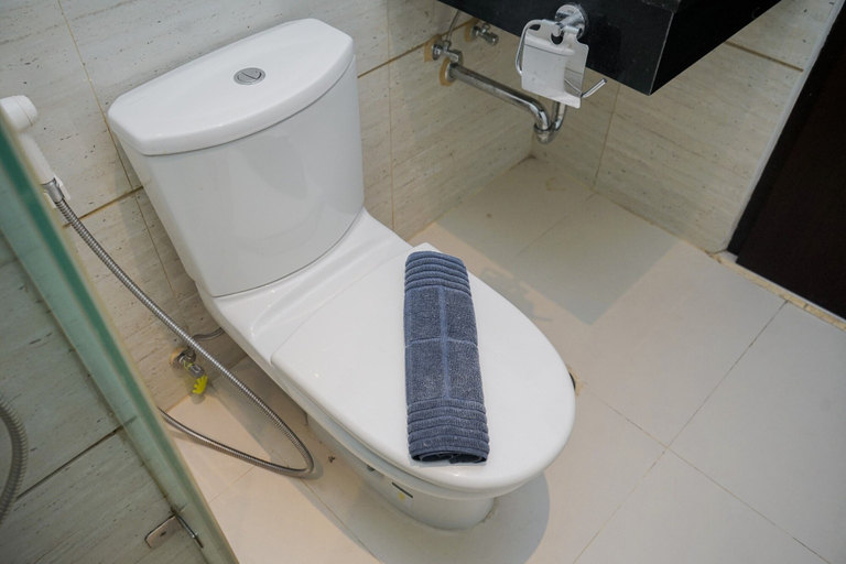 Bathroom 3, Cozy Studio At Brooklyn Alam Sutera Apartment, Tangerang