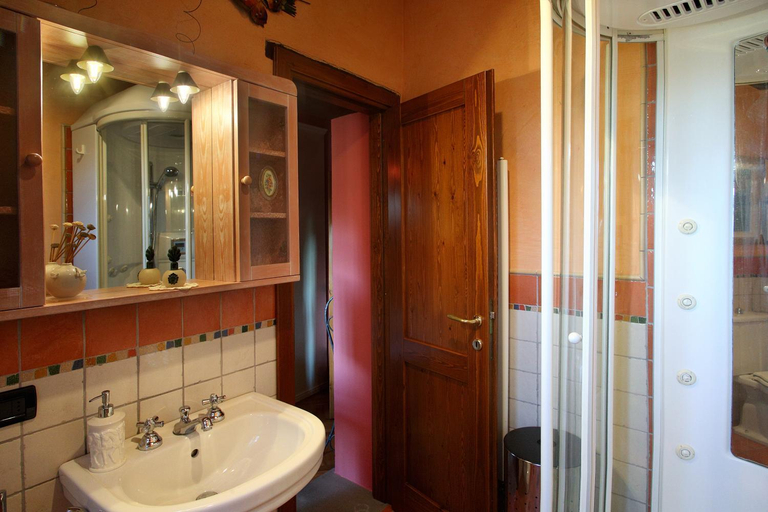 Bathroom 2, Camera Rosa, Pistoia