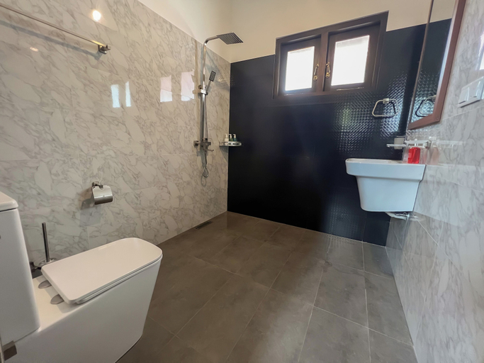 Bathroom 4, Lum Residence, Habaraduwa