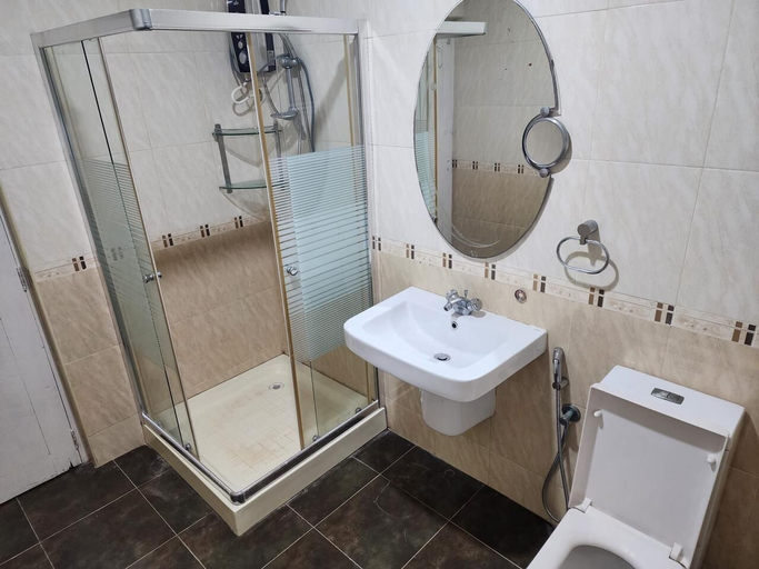 Bathroom 3, Island Inn Colombo00, Thimbirigasyaya