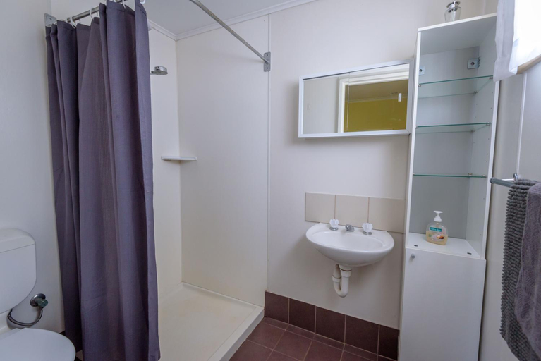 Bathroom 2, Lewana Cottages, Donnybrook-Balingup
