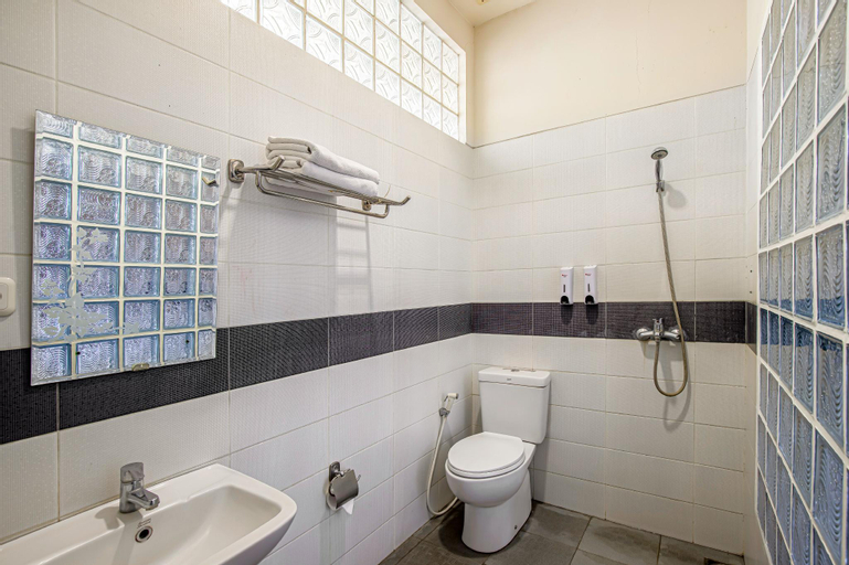 Bathroom 13