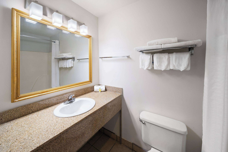 Bathroom 5, Days Inn by Wyndham Biloxi Beach, Harrison