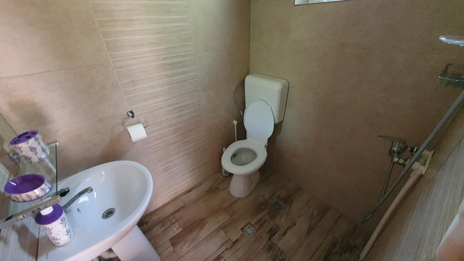 Bathroom, Ati&Hanna2, Praid