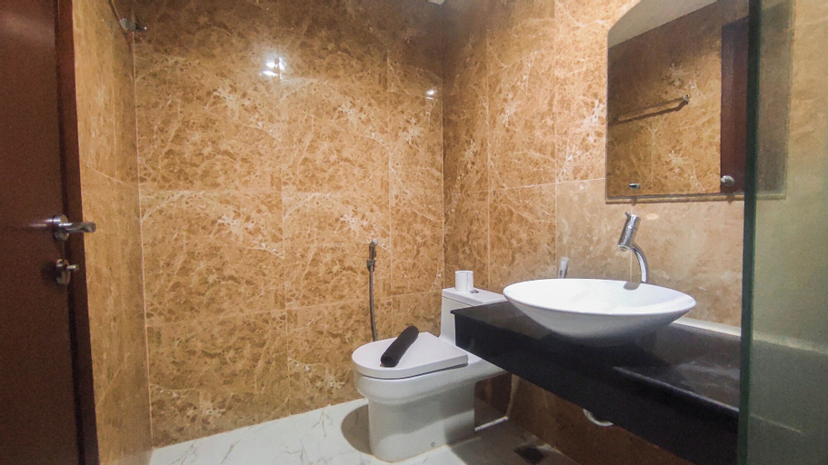 Bathroom 4, Beautiful And Homey 2Br At Grand Sungkono Lagoon Apartment, Surabaya