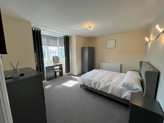 Bedroom 4, High Corner Hotel, Rhondda, Cynon, Taff