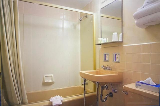 Bathroom, Heart O' Chicago Motel, Cook