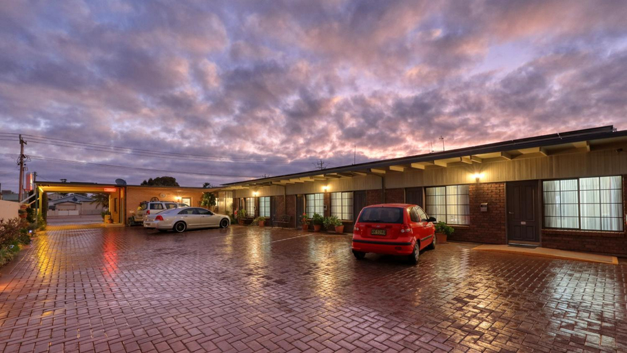 Others 5, Oasis Motor Inn, Broken Hill