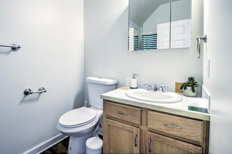 Bathroom 3, Cozy 2 bdr Apt at heart of Capitol, Seattle
