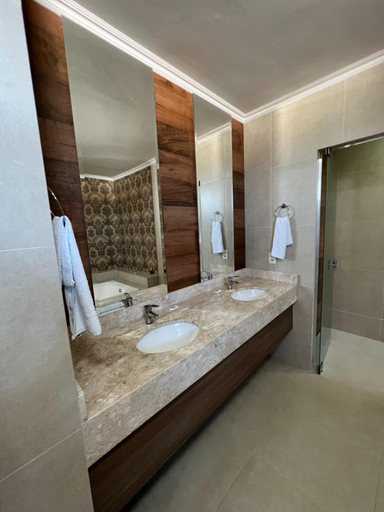 Bathroom 5, Nantes Executive Hotel, Pitanga
