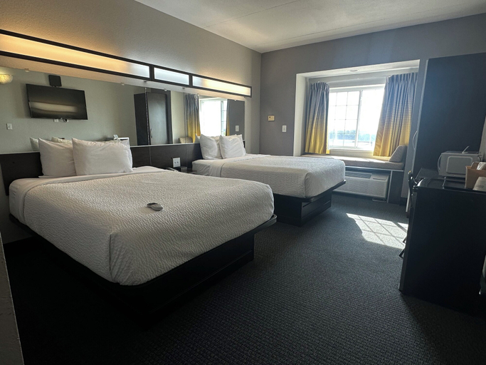 Bedroom 4, Microtel Inn & Suites by Wyndham Quincy Downtown/River Area, Adams
