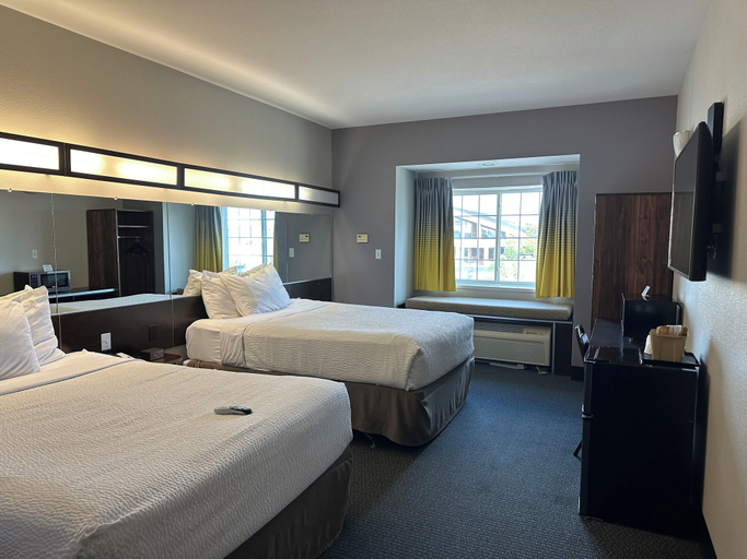 Bedroom 4, Microtel Inn & Suites by Wyndham Quincy Downtown/River Area, Adams