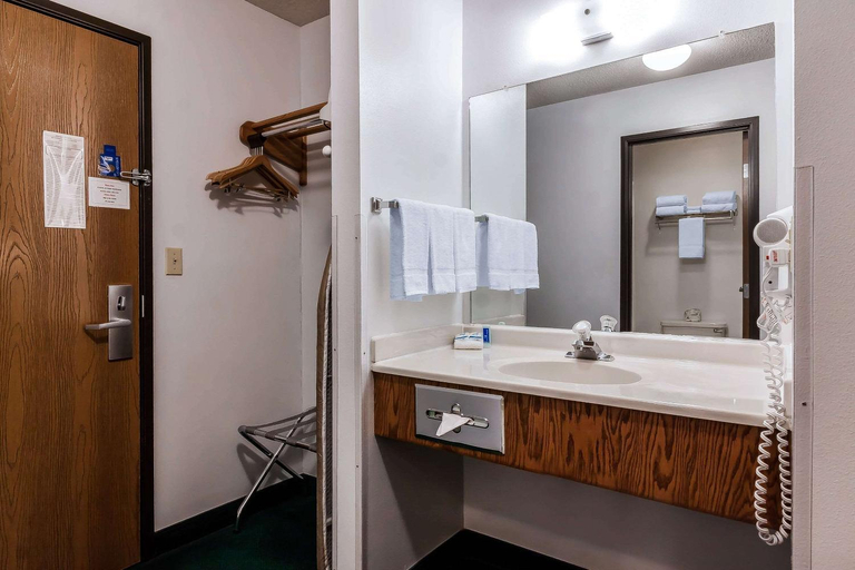 Bathroom 4, Rodeway Inn Holdrege, Phelps