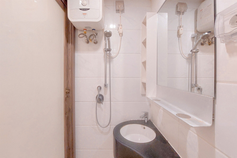 Bathroom 5, Good Place And Strategic Studio At Sky House Bsd Apartment, South Tangerang