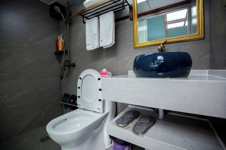 Bathroom 2, Dexinju Hostel, Shennongjia