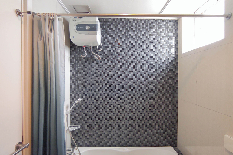 Bathroom 2, Wonderful And Relaxing 3Br At The Via And The Vue Apartment, Surabaya