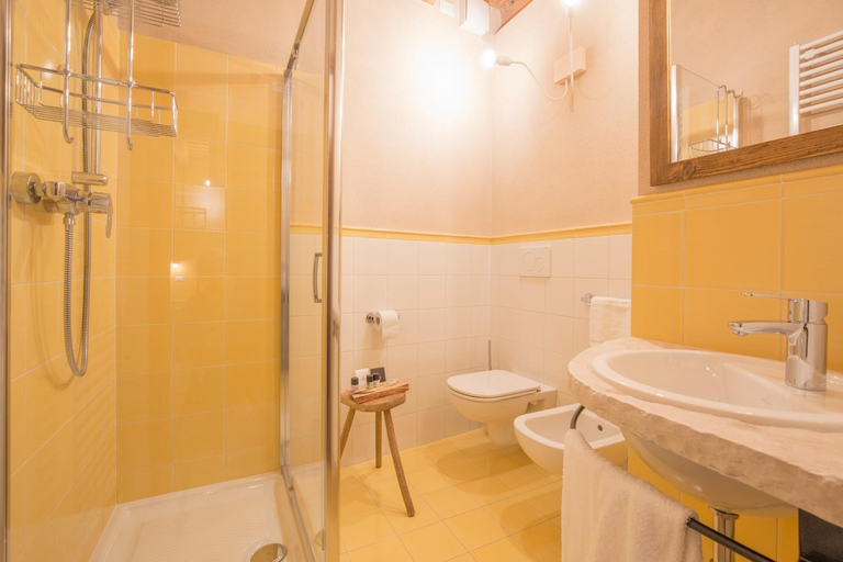 Bathroom 3, Corte Formigar, Verona