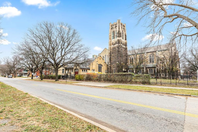 North End Treasure, beautiful 2 bedroom apartment, Wayne