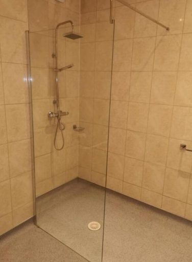 Bathroom 5, The R Inn Hotel, Northamptonshire