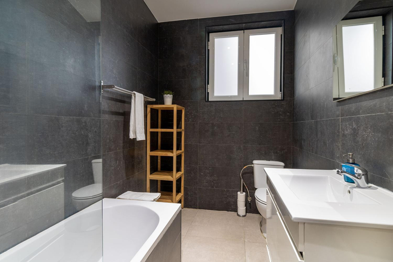 Bathroom 2, Chagas 17 by Central Hill Apartments, Lisbon