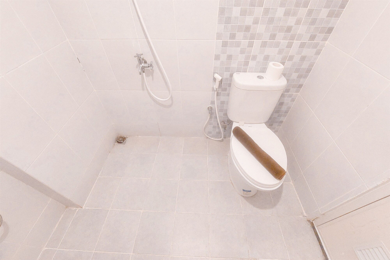 Bathroom 4, Spacious And Restful 1Br Tokyo Riverside Pik 2 Apartment, Tangerang