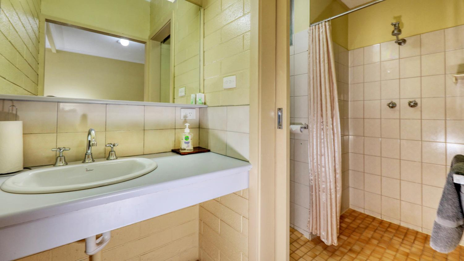 Bathroom 3, Oasis Motor Inn, Broken Hill