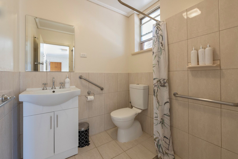 Bathroom 4, Arkaroola Wilderness Sanctuary, Unincorp. Flinders Ranges