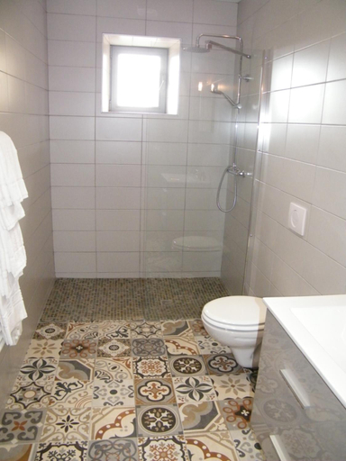 Bathroom 2, Clos Vieux Rochers Vineyard, Gironde