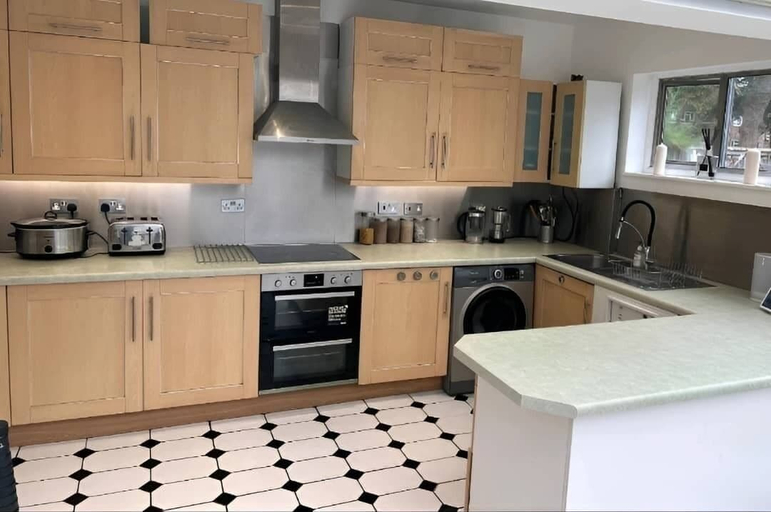 Others 5, Spacious Apartment in Thornton Road L, London