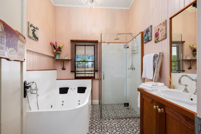 Bathroom 4, Barney Creek Vineyard Cottages, Beaudesert - Pt C