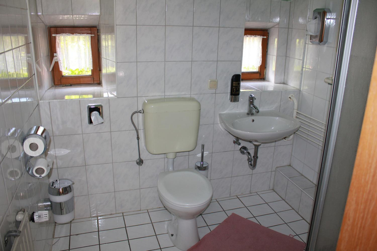 Bathroom 5, Hotel Zur Friedenslinde, Nürnberg
