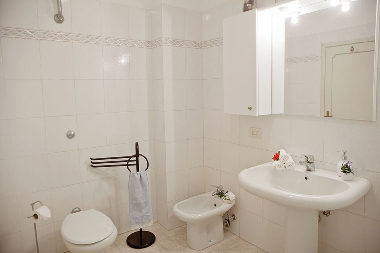 Bathroom 4, Mamo Florence - Palazzo Spinelli Apartment, Florence