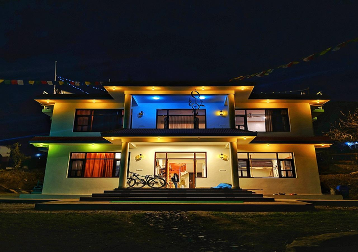 Exterior & Views