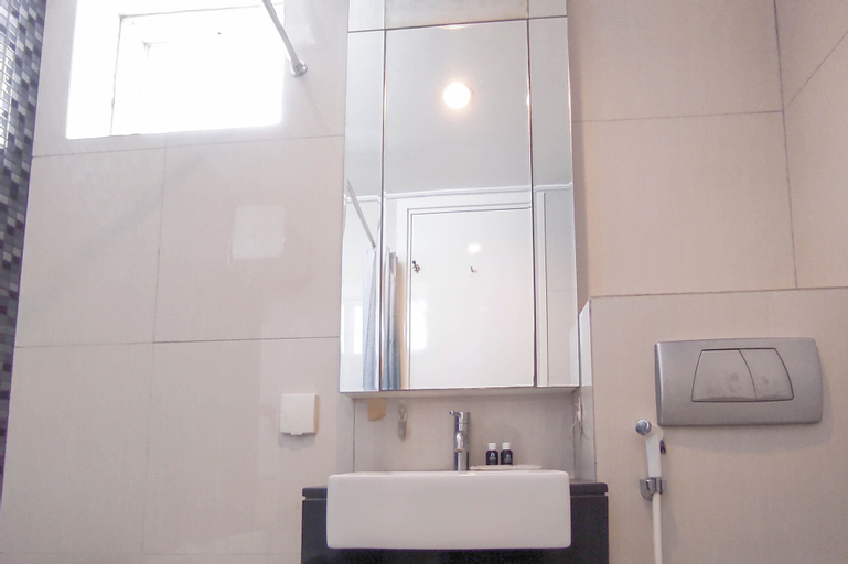 Bathroom 4, Wonderful And Relaxing 3Br At The Via And The Vue Apartment, Surabaya