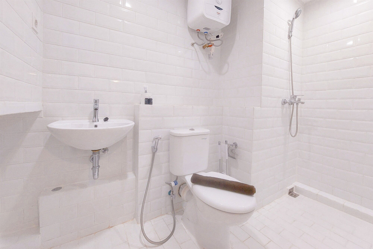 Bathroom 5, Good Studio Loft At Kingland Avenue Apartment, Tangerang