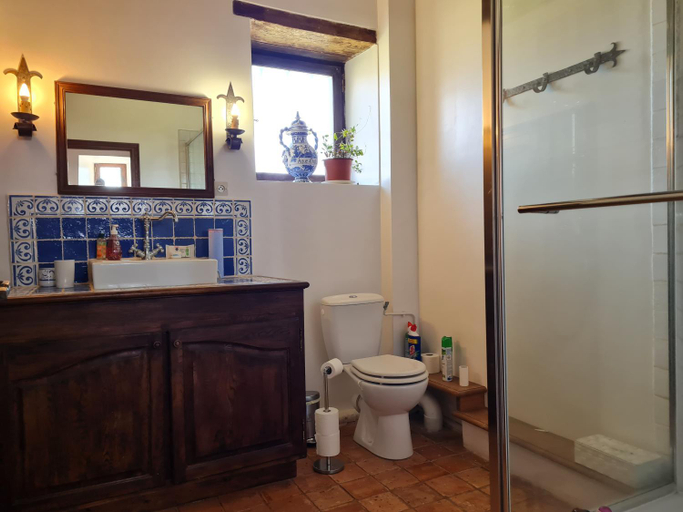 Bathroom 2, Manoir de la Beuneche - location du manoir entier, Sarthe