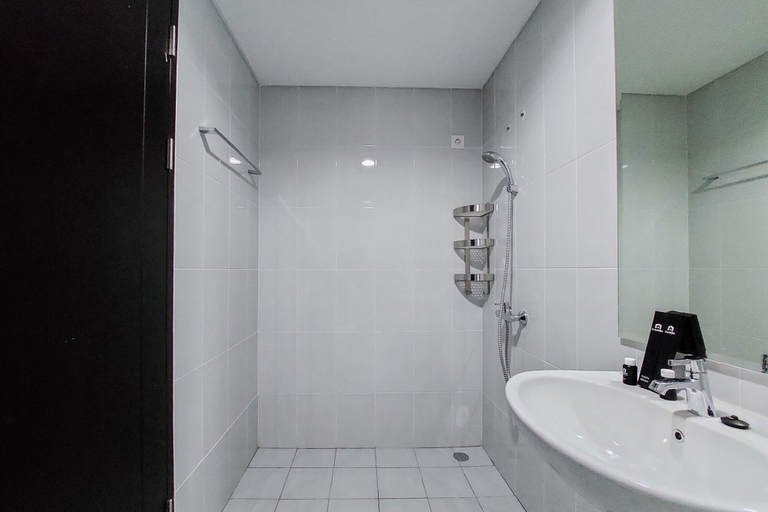 Bathroom 5, Simple And Warm Studio At Casa De Parco Apartment, Tangerang