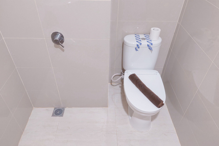 Bathroom 3, Good And Comfort Stay Studio Apartment At B Residence, Tangerang Selatan