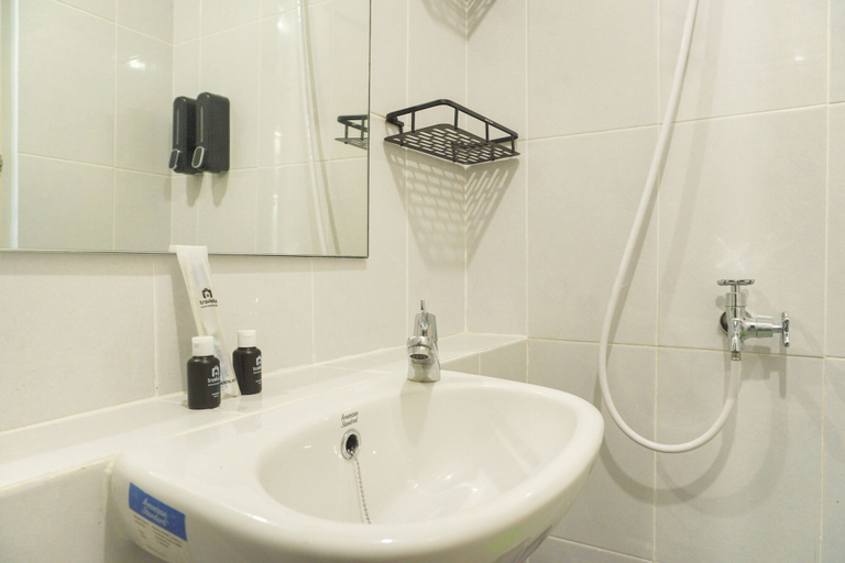 Bathroom 5, Comfy And Homey Studio At Tokyo Riverside Pik 2 Apartment, Tangerang