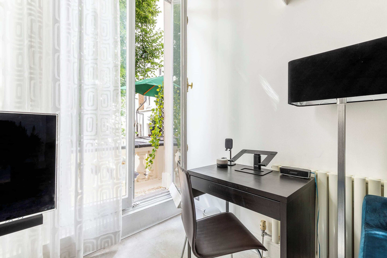 Others 2, Classic Victorian Flat With Terrace, London